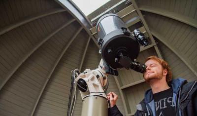 学生们在肯珀中心校园使用格里芬天文台.